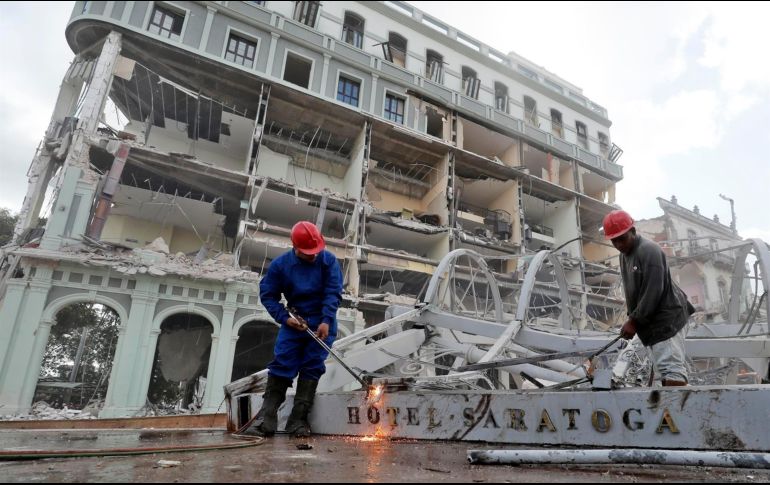 El suceso, descartado como un atentado por las autoridades cubanas, se produjo en la mañana del viernes cuando un camión cisterna de gas licuado servía un depósito del hotel. EFE / E. Mastrascusa