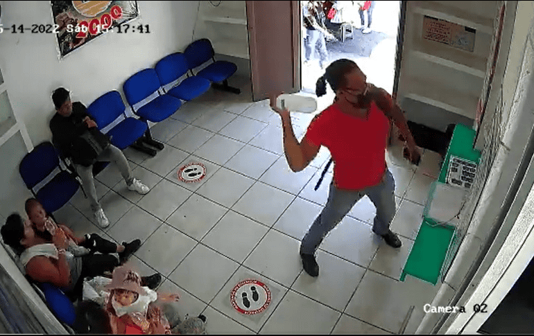 Hombre agrede a taquillera en la ciudad de Oaxaca. ESPECIAL/twitter @sofyvaldivia