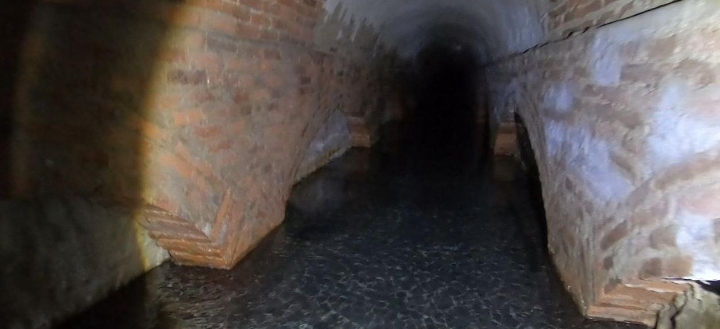 Las leyendas cuentan que los túneles conectan varios puntos de la ciudad, y que bajo la Catedral corre un río. ESPECIAL/FACEBOOK