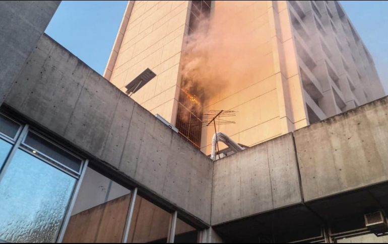El incendio se dio en el piso cuatro del Centro Médico Nacional de Occidente (CMNO) del IMSS. ESPECIAL