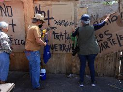 En protesta se pintaron cruces para recordar a las mujeres asesinadas. EFE