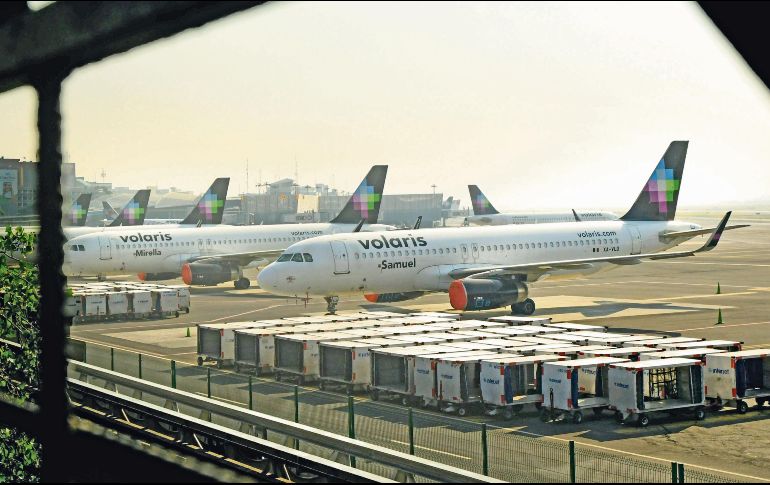El exceso de vuelos en la zona conurbada de la Ciudad de México provoca que las aeronaves pasen más tiempo en el aire en espera de una pista para aterrizar. EFE