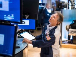 El parqué neoyorquino vendió acciones del sector tecnológico en masa ante el aviso de menores beneficios por parte de Snap. EFE/Justin Lane