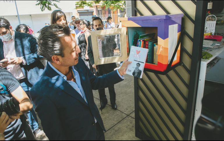 El alcalde de Guadalajara, Pablo Lemus Navarro, observó los títulos incluidos en uno de los buzones literarios instalados en el Paseo Alcalde. EL INFORMADOR/ G. Gallo