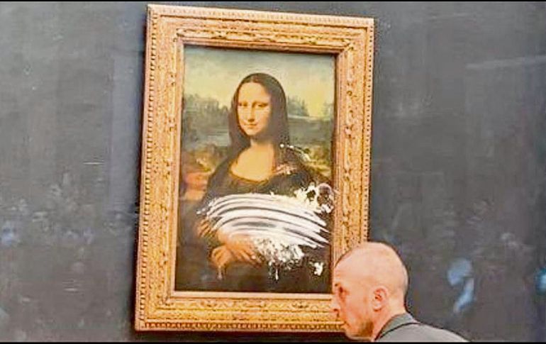 Embarrada de betún, pero afortunadamente intacta por la protección de un cristal, así quedó la Monna lisa . ESPECIAL