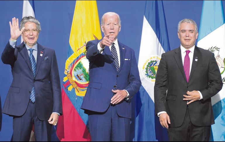 El presidente de Ecuador, Guillermo Lasso; el presidente de EU, Joe Biden y el presidente de Colombia, Iván Duque, durante el evento de clausura de la Cumbre de las Américas. AP