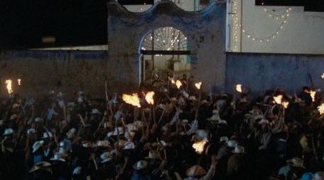 Una muchedumbre enardecida en la película 