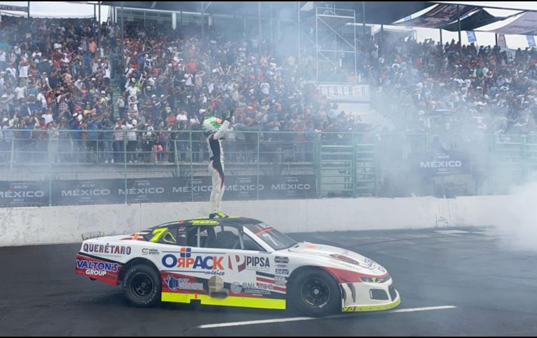 Partió desde el sexto sitio en la parrilla de salida y poco a poco recuperó posiciones ante los líderes del campeonato para lograr la victoria. TWITTER/@PrimeSportEnt