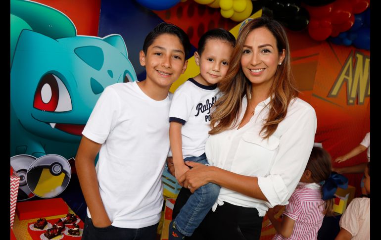 Luciano y Raúl De Alba con Iris Alcaraz. GENTE BIEN JALISCO/Claudio Jimeno