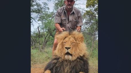 El cazador Naude posaba junto a sus 