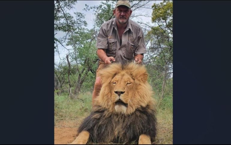 El cazador Naude posaba junto a sus 