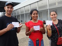 Migrantes mustran documentos para su libre paso por México expedido por las autoridades, en el municipio de Huixtla en Chiapas. EFE /J. Blanco