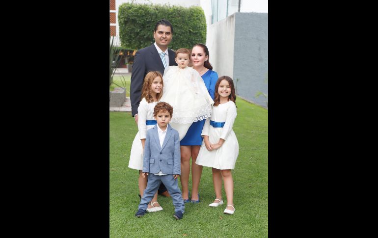 Javo, Daniel, Javier, Dominica y Juliana Vázquez con Daniela Corona. GENTE BIEN JALISCO/Claudio Jimeno