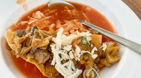 El lugar cuenta con órdenes de carnitas, tortas ahogadas, tacos blanditos, tacos de cochinita, tacos dorados con carne y gorditas. CORTESÍA