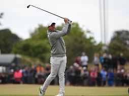 Con 16 golpes bajo par, Rory McIlroy se perfila para ganar el quinto Major de su carrera. AFP/P. Ellis