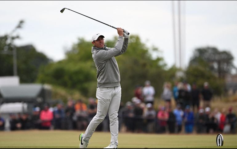Con 16 golpes bajo par, Rory McIlroy se perfila para ganar el quinto Major de su carrera. AFP/P. Ellis