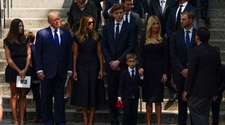Donald Trump y su esposa Melania, de luto riguroso como el resto de las asistentes, entraron a la iglesia por una puerta lateral. AP/J. Nikhinson