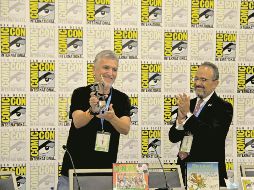 El Inkpot Award se entrega quienes han sido de alguna manera un parteaguas con sus personajes en la cultura popular. En la imagen Trino es acompañado por el representante del consulado mexicano en San Diego. ESPECIAL