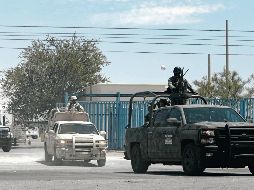 Autoridades de los tres niveles de Gobierno custodian las vialidades. AFP