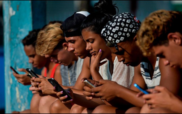 En México, las compañías de telefonía móvil, Telcel y Movistar, permiten a sus clientes realizar llamadas sin saldo entre usuarios de la misma empresa. AFP / ARCHIVO