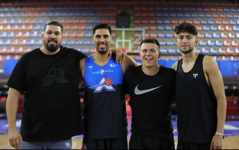 Los jugadores que estarán presentes junto con Gustavo Ayón posaron para la fotografía del recuerdo. ESPECIAL / Astros de Jalisco