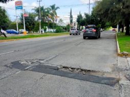 Los baches pueden resultar peligrosos para peatones y conductores por igual. EL INFORMADOR/E.Gómez