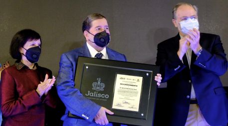 Ignacio García de la Torre compartió parte de sus anécdotas profesionales, agradeciendo el ejemplo y apoyo de sus maestros. ESPECIAL/Salud Jalisco