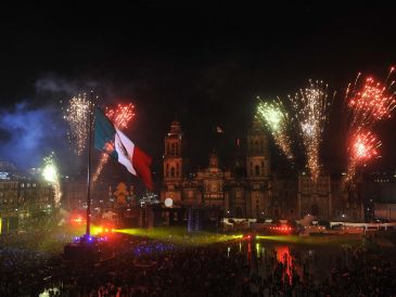 Cada año, el Presidente de México en turno tiene la obligación de repicar la Campana de Dolores para revivir, ante el público congregado en la plancha del Zócalo la noche del 15 de Septiembre, el grito de Independencia. EFE / ARCHIVO