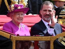 La reina Isabel II y el rey Felipe VI de España viajan en un carruaje estatal a lo largo de The Mall en el centro de Londres, en el primer día de la visita de estado de tres días de la realeza española. AFP/ARCHIVO