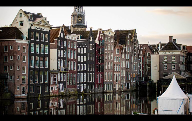 Junto a la carne, también se ha prohibido anunciar vuelos y coches de combustión. UNSPLASH.COM