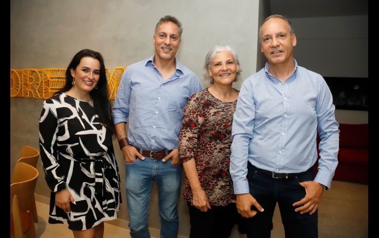Rosalinda Flores, Alejandro, María Elba y Francisco Carabes. GENTE BIEN JALISCO/Claudio Jimeno