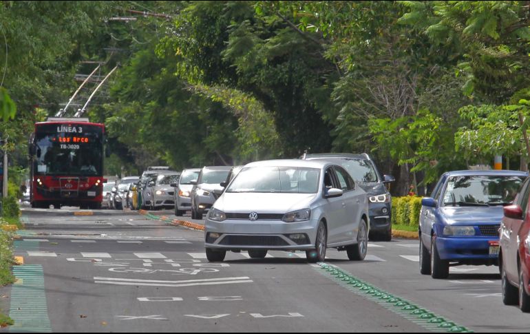 Automovilistas, motociclistas, o cualquier otro vehículo motorizado que lo invada o circule dentro de él será acreedor a una multa. EL INFORMADOR/ARCHIVO