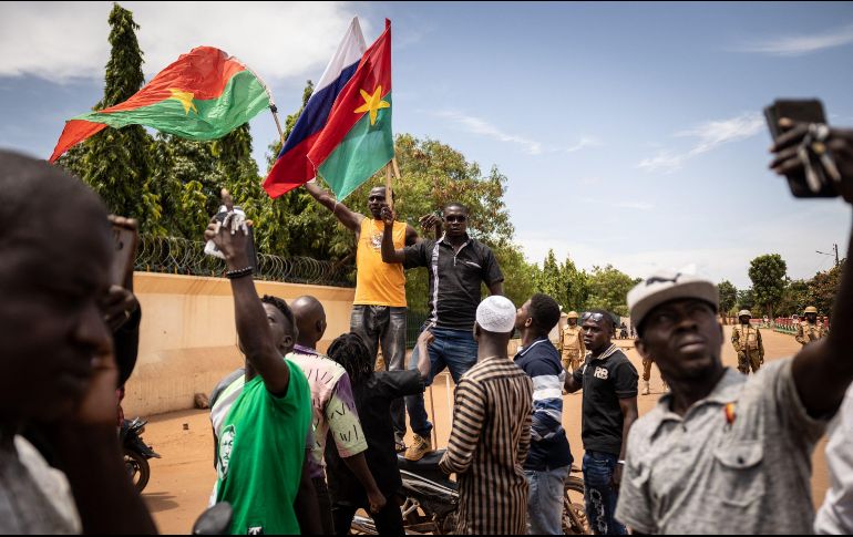Banderas de Burkina Faso durante una manifestación mientras los soldados de Burkina Faso se ven desplegados en Uagadugú el 30 de septiembre de 2022. AFP/O. de Maismont