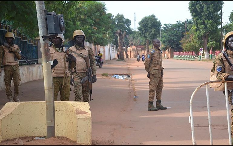 Los golpistas anunciaron la disolución del Gobierno de transición, el cierre de fronteras y la suspensión de la Constitución. EFE/A. Ouedraogo