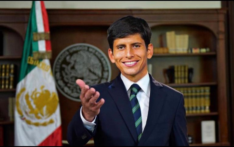 Damm publicó un fotomontaje de él vestido de traje y la bandera tricolor de fondo, mencionando en forma de broma que estaba listo para ser presidente de México para 2030. ESPECIAL