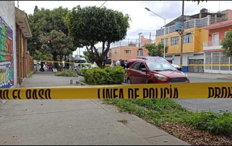La persona salió momentos antes del banco y se le aproximó una persona en una motocicleta, este con un arma de fuego, exigió el dinero. ESPECIAL.