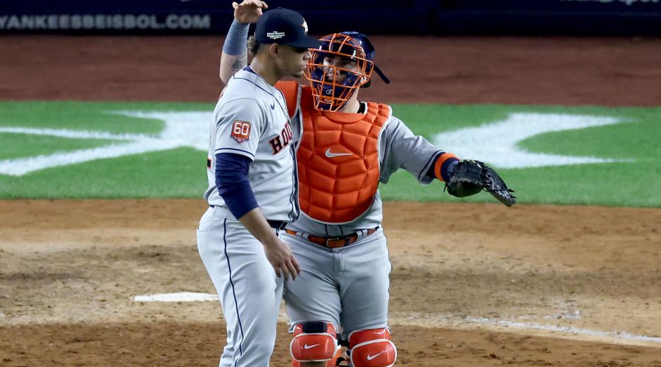 Bryan Abreu y Christian Vázquez terminaron la blanqueada a los Yankees y están a una victoria de la Serie Mundial. AFP/A. Bello