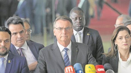 El mensaje de Bolsonaro a la nación brasileña fue breve y el aún mandatario lució serio, algo poco usual en sus apariciones públicas. AP