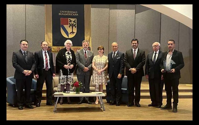 El doctor Gabriel Torres Espinoza, director del Sistema Universitario de Radio y Televisión de la Universidad de Guadalajara, recibió el reconocimiento. ESPECIAL /