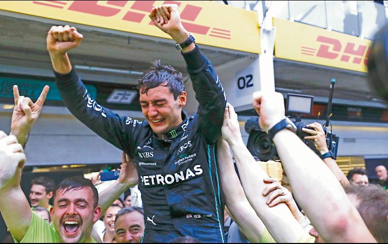 George Russell no pudo contener las lágrimas una vez que se supo ganador en Brasil. AP/ M. Chello