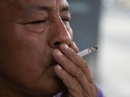 El riesgo no solo es para quienes fuman, el tabaquismo pasivo aumenta un 30 por ciento las probabilidades de desarrollar esta y otras patologías respiratorias como asma, EPOC (Enfermedad Pulmonar Obstructiva) y enfisema. EL INFORMADOR/ARCHIVO