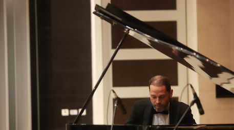 Con una carrera de casi tres décadas y celebradas versiones suyas en la cima de Spotify, José Luis Altamirano tomó el escenario entre aplausos de un auditorio repleto -poco más de 400 personas. EL INFORMADOR / C. Zepeda