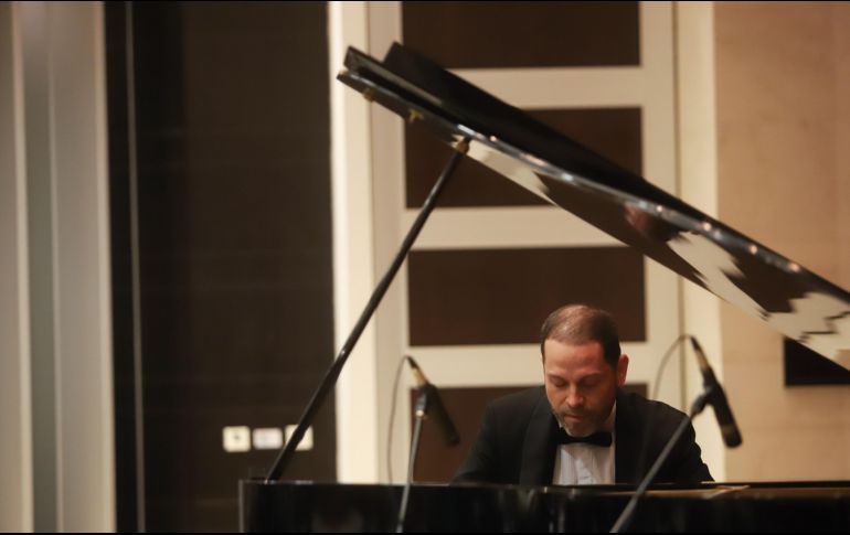 Con una carrera de casi tres décadas y celebradas versiones suyas en la cima de Spotify, José Luis Altamirano tomó el escenario entre aplausos de un auditorio repleto -poco más de 400 personas. EL INFORMADOR / C. Zepeda