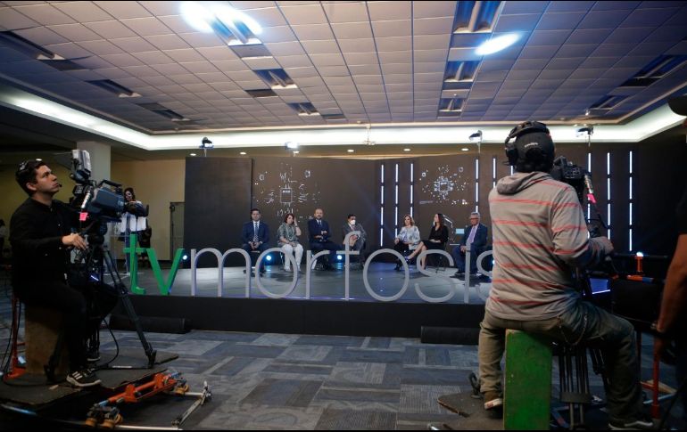 El director de Canal 44, Gabriel Torres, felicitó al investigador y agradeció al investigador emérito por su labor no solo en la academia, sino en la producción y realización de Tvmorfosis. EL INFORMADOR / C. Zepeda