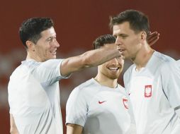 Robert Lewandowski (izq.) busca darle a su equipo el liderato del grupo C. EFE/A. Estévez