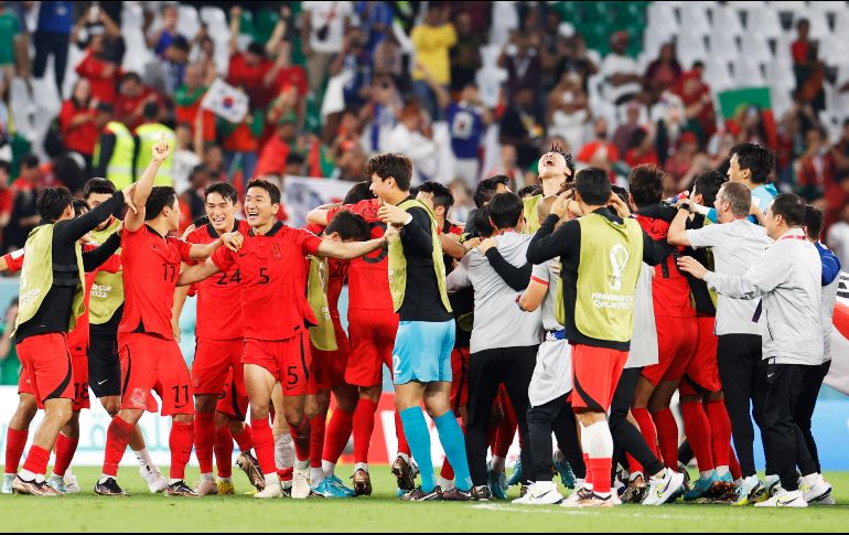 Corea del Sur logró su pase a los octavos de final en el segundo lugar con 4 puntos y enfrentará a la selección de Brasil el próximo lunes 5 de diciembre a las 13:00 horas tiempo de México. EFE / R. Yongrit