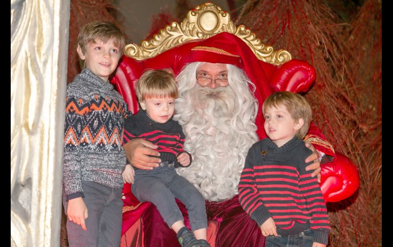 Santiago, Marcelo y Mateo Casarín con Santa Claus. GENTE BIEN JALISCO/Jorge Soltero