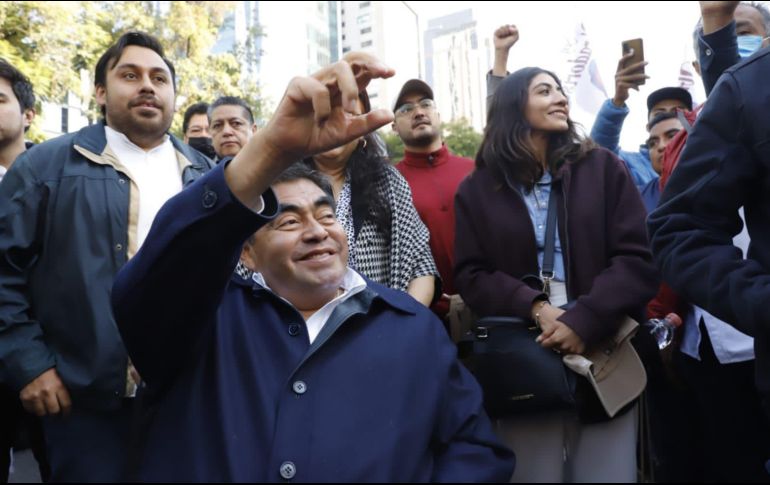 A través de sus redes sociales, Miguel Barbosa compartió imágenes en las que se le observó en la marcha de apoyo a López Obrador. TWITTER/@MBarbosaMX