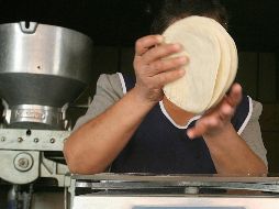 La tortilla es uno de los alimentos básicos en la dieta de los mexicanos, por eso su precio tiene gran impacto en las finanzas familiares. EL INFORMADOR / ARCHIVO