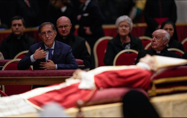 Más de 70 mil personas acudieron a despedirse de Benedicto XVI. AP/A. Calanni